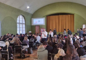 Młodzież podczas spotkania poświęconego wyborom do Młodzieżowej Rady Miejskiej