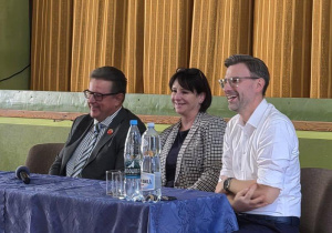 Pani Dyrektor 11 LO i zaproszeni goście w trakcie rozmowy z uczniami o aktywności obywatelskiej młodzieży