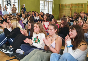 Uczniowie słuchaja występów swoich kolegów