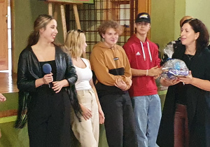 Wręczenie nagrody zwyciężczyni Festiwalu Piosenki Zuzannie Maciszewskiej, uczennicy klasy 4f
