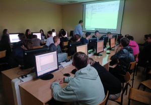 Uczniowie uczestniczą w warsztatach uczestniczyli w warsztatach " Programowanie automatycznych systemów transakcyjnych"