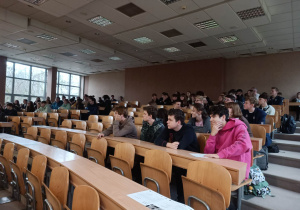 Uczniowie słuchają wykładu na na Wydziale Matematyki i Informatyki Uniwersytetu
