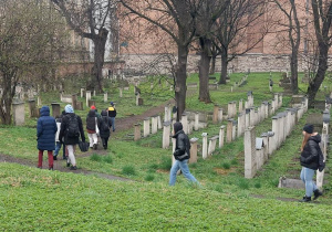 Klasy trzecie na wycieczce - cmentarz żydowski na krakowskim Kazimierzu