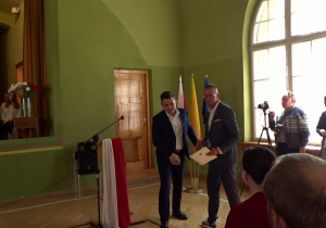 Przewodniczący RM Marcin Gołaszewski odczytuje Uchwałę Rady Miasta, nadającą imię Józefa Piłsudskiego XI Liceum Ogólnokształcącemu