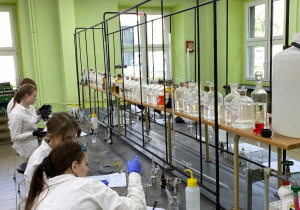 Uczniowie uczestniczą w warsztatach laboratoryjnych na PŁ