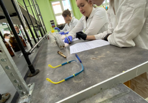 Uczniowie uczestniczą w warsztatach laboratoryjnych na PŁ
