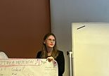 Martyna Pawlak, uczennica klasy 3a, prezentacja pracy projektowej w czasie warsztatów na UŁ