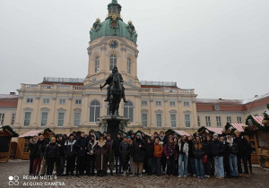Grupa przed Charlottenbur (Pałac Charlottenburg)