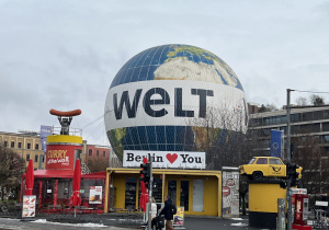 Centrum Berlina, w tle Welt Baloon,jeden z największych balonów wypełniony helem na świecie