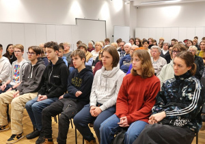 Uczniowie na spotkaniu z Anną Marią Wesołowską