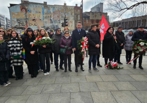 Składanie kwiatów pod pomnikiem Józefa Piłsudskiego w dniu jego imienin