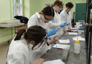 Uczniowie przeprowadzają eksperymenty w laboratorium Wydziału Chemicznego PŁ