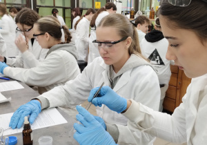 Uczniowie przeprowadzają eksperymenty w laboratorium Wydziału Chemicznego PŁ