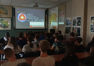 Uczniowie klasy IG na lekcji geologii połączonej z prezentacją okazów w Muzeum Geologicznym