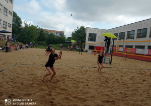 Mistrzostwach Łodzi w siatkówce plażowej dziewcząt - zawodniczki XI LO