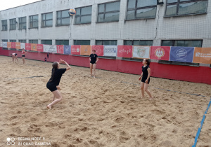 Mistrzostwach Łodzi w siatkówce plażowej dziewcząt - zawodniczki XI LO