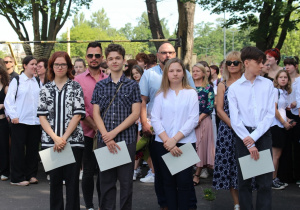 Uroczystość zakończenia roku szkolnego - nagrodzeni uczniowie z wychowawcami