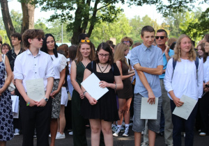 Uroczystość zakończenia roku szkolnego - nagrodzeni uczniowie z wychowawcami