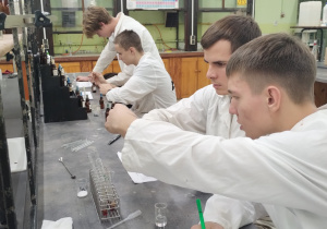 Uczniowie klas 3h i 3e uczestniczą w ćwiczeniach laboratoryjnych na Politechnice Łódzkiej