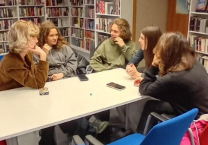 Uczniowie z klas 3d i 3f na warsztatach językowych w American Corner Łódź