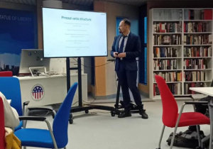 Uczniowie z klas 3d i 3f na warsztatach językowych w American Corner Łódź