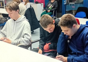 Uczniowie z klas 3d i 3f na warsztatach językowych w American Corner Łódź