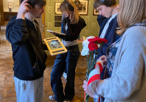 Uczniowie zwiedzają Muzeum „Bibuła”