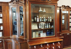 Uczniowie zwiedzają Muzeum Farmacji w Łodzi