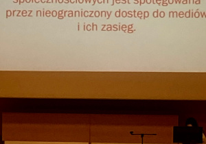 Uczniowie klasy 3D słuchają wykładu na Wydziale Prawa UŁ