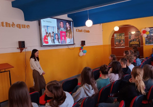Uczniowie klasy 1c i 2e uczestniczą w wykładzie stypendystki Fundacji Fulbright
