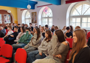 Uczniowie klasy 1c i 2e uczestniczą w wykładzie stypendystki Fundacji Fulbright