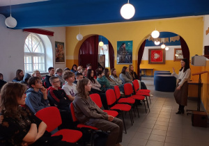 Uczniowie klasy 1c i 2e uczestniczą w wykładzie stypendystki Fundacji Fulbright