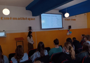 Uczniowie klasy 1c i 2e uczestniczą w wykładzie stypendystki Fundacji Fulbright