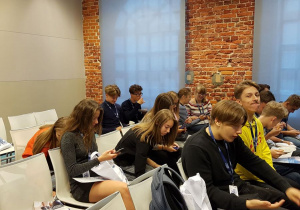 Uczniowie z klas I a I e uczestniczą w XII Europejskim Forum Gospodarczym