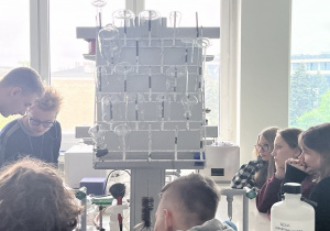 Uczniowie podczas warsztatów „DNA staje się widoczne!”