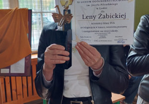 Pani Dyrektor prezentuje "Złotą Jedenastkę 2025" dla Leny Żabickiej