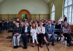 Uczestnicy uroczystości zakończenia szkoły