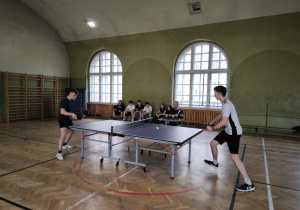 Rozgrywki szkolnego turnieju tenisa stołowego