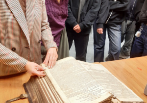 Biblia z XVII wieku przestrzelona kulą