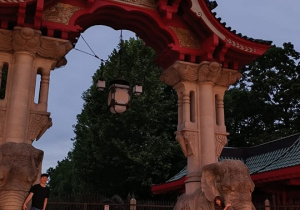 Uczestnicy wycieczki pod słynną Brama Słoni (Elefantentor), będąca wejściem do Zoologischer Garten Berlin – berlińskiego ogrodu zoologicznego