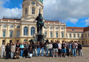 Uczestnicy wycieczki zdjęcia przed pomnikiem konnym Fryderyka I, znajdującym się na dziedzińcu Pałacu Charlottenburg w Berlinie