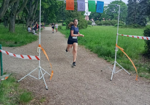 Uczestniczka biegu dociera do mety