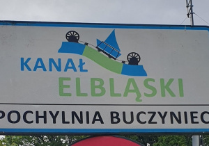 Tablica informacyjna dotycząca Kanału Elbląskiego, a dokładniej jednej z jego pochylni – Pochylnia Buczyniec