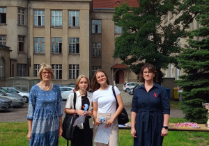 Uczennice nagrodzone za życzliwość, konsekwentne poprawianie nastroju społeczności Jedenastki