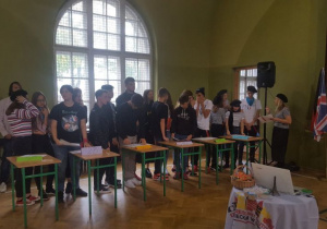 Młodzież zebrana w sali gimnastycznej uczestniczy w konkursach zorganizowanych w ramach obchodów Europejskiego Dnia Języków Obcych