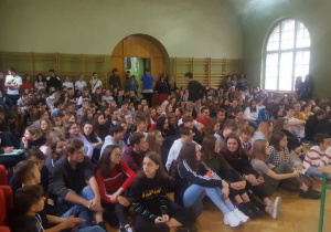 Młodzież zebrana w sali gimnastycznej uczestniczy w konkursach zorganizowanych w ramach obchodów Europejskiego Dnia Języków Obcych