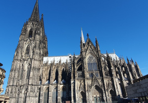 Katedra Kolońska – symbol miasta i jeden z najważniejszych zabytków Niemiec. Jej strzeliste wieże dominują nad panoramą Kolonii.