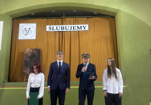 Przedstawiciele klas pierwszych dziękują za ciepłe przyjęcie do grona licealistów