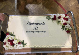 Tort - tradycyjny słodki akcent towarzyszący uroczystości ślubowania w 11 LO