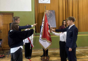 Przedstawiciel uczniów klas wygłaszają tekst ślubowania